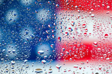 Soyut doku. ABD bayraklı cam üzerine su damlaları