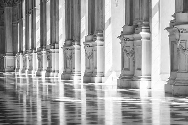 Black and white gallery in a beautiful palace — Stock Photo, Image