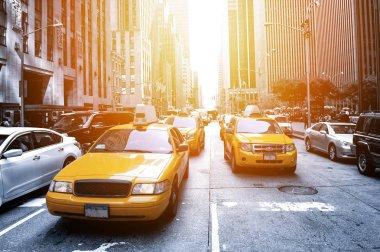 New York taksi güneş ışığı altında