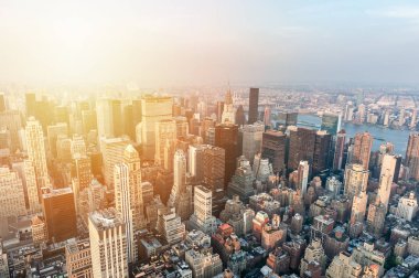 Günbatımı gökdelenler Manhattan'ın üzerinde