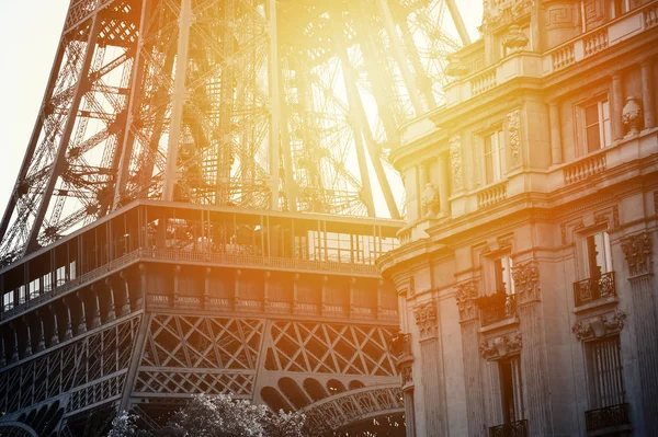 Czarno-białe Tour Eiffel z zachodu słońca. — Zdjęcie stockowe