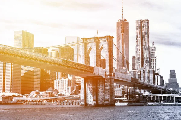 Svart och vitt New York Skyline i solnedgången — Stockfoto