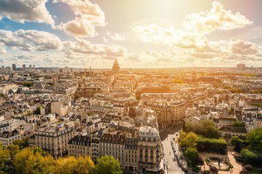 Gün batımında Paris 'in hava manzarası
