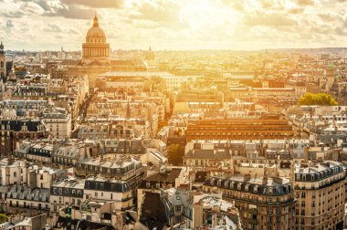 Gün batımında Paris 'in hava manzarası