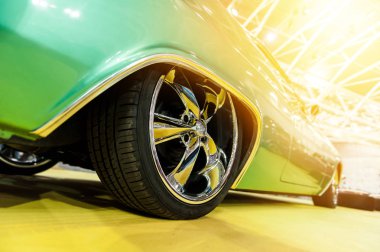 Yeşil spor araba arkası