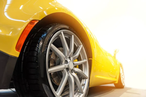 Costas de um carro esporte amarelo genérico isolado — Fotografia de Stock