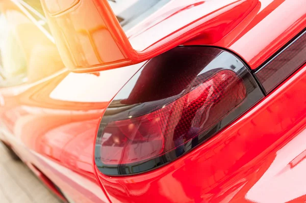 Parte de trás de um carro vermelho — Fotografia de Stock