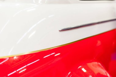 kırmızı ve beyaz klasik araba