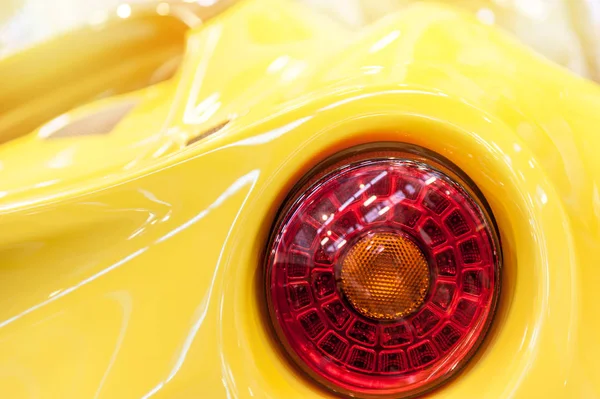 Назад жовтого спортивного автомобіля — стокове фото