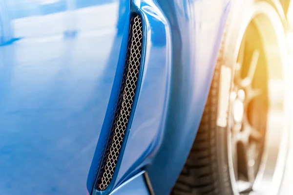 De cerca en un coche azul —  Fotos de Stock