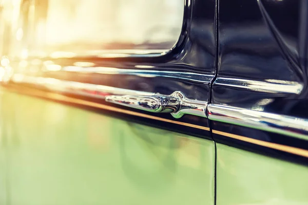 Primer plano de un coche vintage verde — Foto de Stock