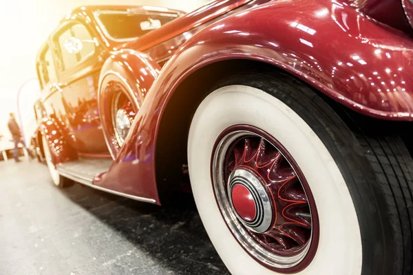 Portre bir vintage kırmızı araba — Stok fotoğraf