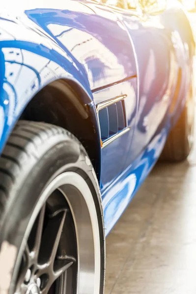 Närbild på en blå sportbil — Stockfoto