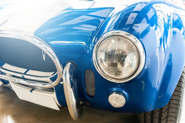 Primer plano de un coche deportivo azul vintage — Foto de Stock