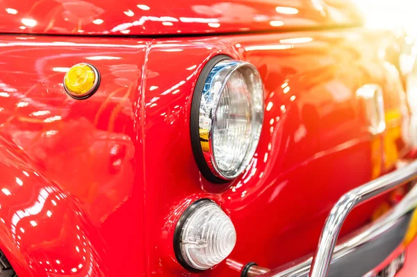 Açık bir vintage kırmızı şehir araba — Stok fotoğraf