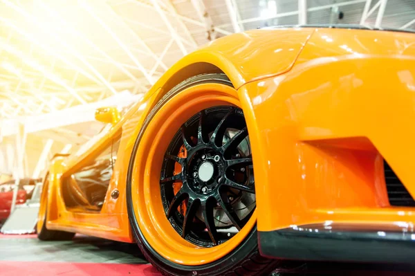 前面的橙色的通用跑车 — 图库照片