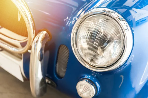 Primo piano di una vettura sportiva vintage blu — Foto Stock