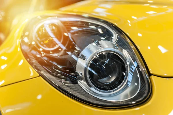 Närbild på en strålkastare av en sportbil — Stockfoto