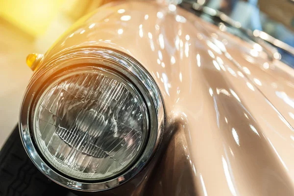 Fechar-se de um carro marrom vintage — Fotografia de Stock