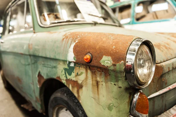 Paslı eski araba — Stok fotoğraf