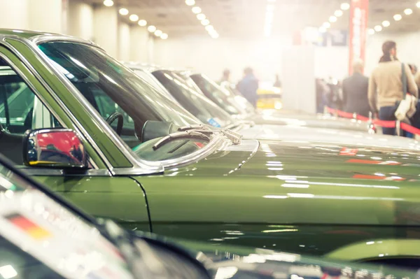 Vista de muchos coches antiguos en una exposición — Foto de Stock