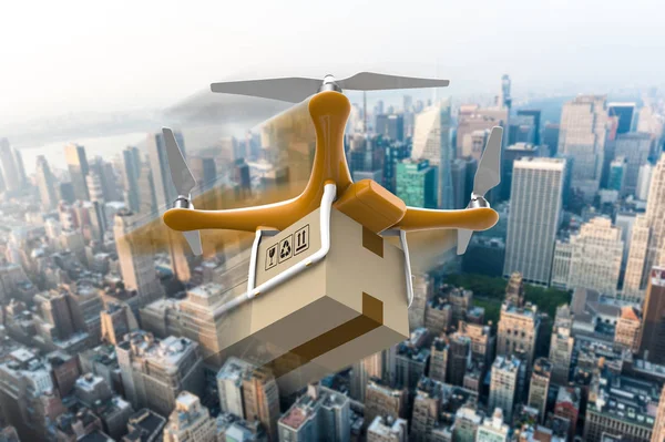 Drone com um pacote de caixa de entrega sobre uma cidade — Fotografia de Stock