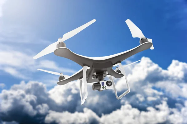 Drone com câmera digital voando em um céu azul nublado — Fotografia de Stock