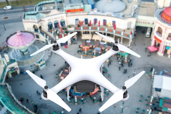 Drone com câmera digital voando sobre um quadrado — Fotografia de Stock