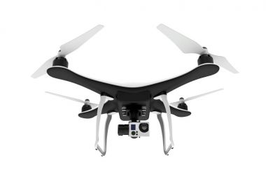 Açık bir dronun ile beyaz bir arka planda uçan dijital fotoğraf makinesi