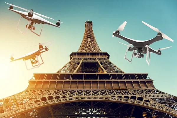 Muitos drones com câmera digital voando ao redor Tour Eiffel — Fotografia de Stock