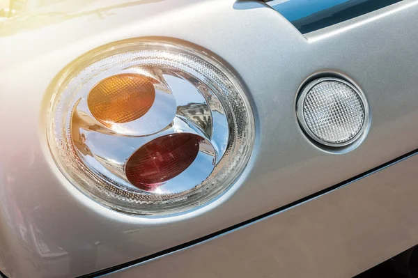 Close up de um carro de luxo esporte cinza — Fotografia de Stock