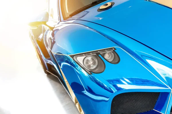 Fuente de un coche de lujo deporte azul en la luz del atardecer — Foto de Stock