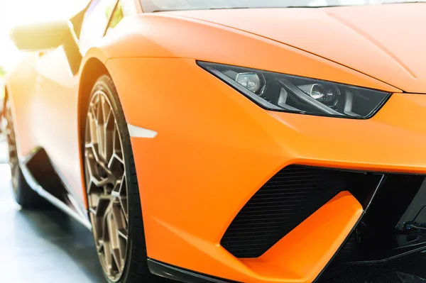 Első egy narancs sport luxus autó-naplemente — Stock Fotó