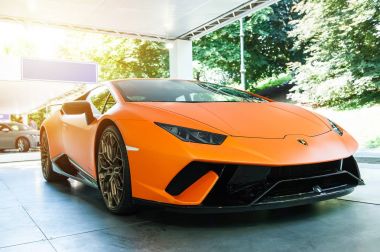 Yeni bir Lamborghini Huracan bir showroom