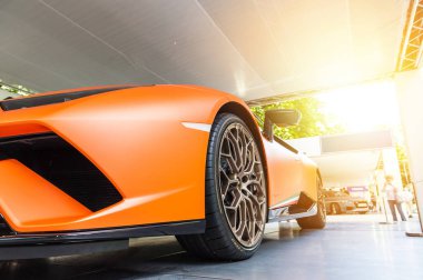 Turuncu bir lamborghini Huracan bir showroom