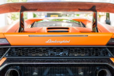 Bir Lamborghini Huracan arkasında bir showroom