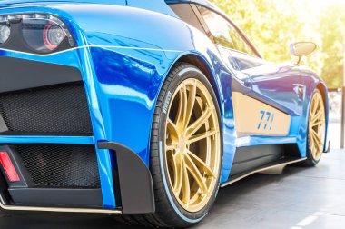 Bir Mazzanti Evantra arkasında bir showroom