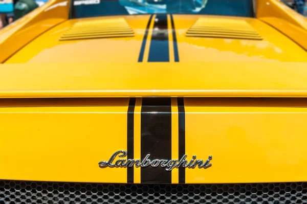 Parte de trás de um Lamborghini amarelo moderno — Fotografia de Stock