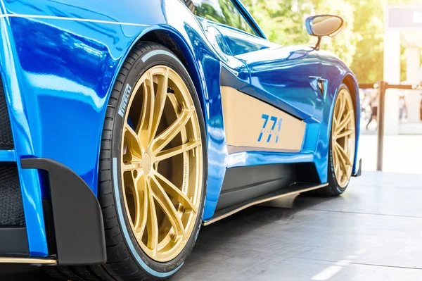 Achterzijde van een Mazzanti Evantra in een showroom — Stockfoto