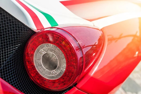 Feche de uma luz de fundo de um Ferrari — Fotografia de Stock