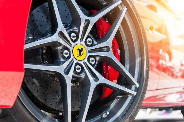 Fechar de uma roda Ferrari e sistema de freio — Fotografia de Stock