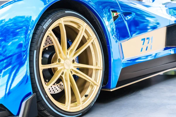 Bir Mazzanti Evantra arkasında bir showroom