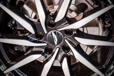 Bir Aston Martin tekerlek yakın çekim