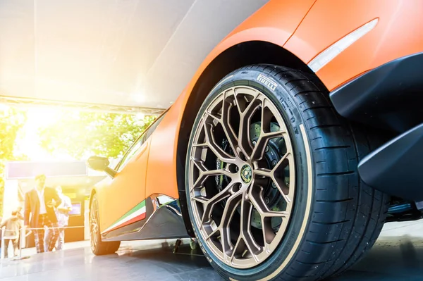Närbild av ett hjul med en Lamborghini Huracan — Stockfoto