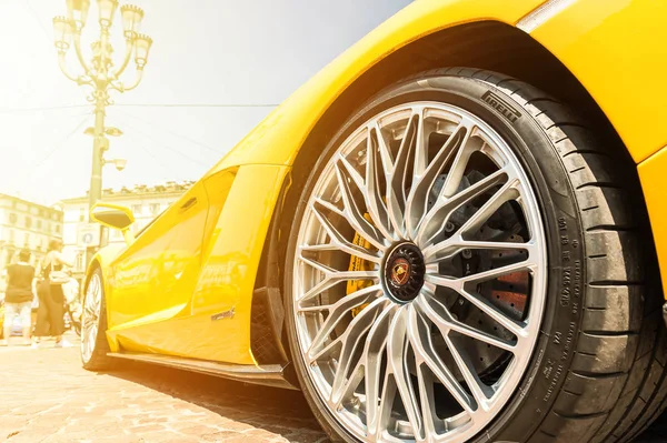 Fechar de um Lamborghini amarelo Aventador — Fotografia de Stock