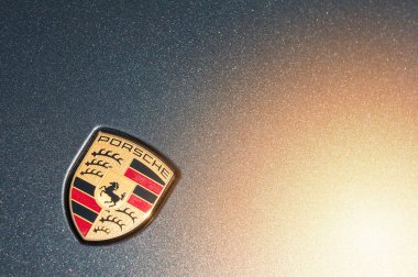 Bir başlık ve logo bir Porche kapat