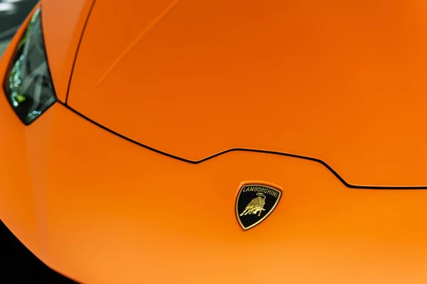 Fechar de um capuz e logotipo de um Lamborghini Huracan — Fotografia de Stock