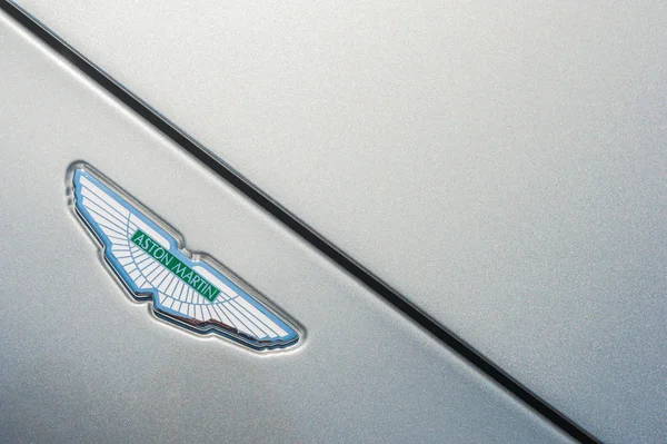 Bir başlık ve logo bir Aston Martin kapat