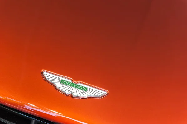 Zbliżenie na kaptur i logo Astona Martina — Zdjęcie stockowe