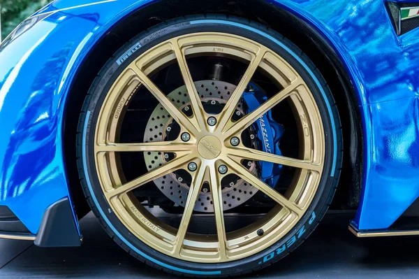 Roue d'un mazzanti Evantra avec système de freinage — Photo